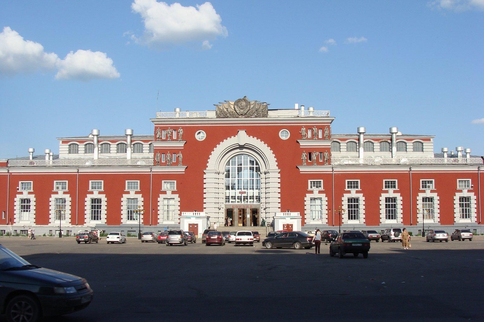 Москва курская область. Курский ЖД вокзал Курск. Здание ж/д вокзала Курск. Здание железнодорожного вокзала Курск. Железнодорожный вокзал, Курск, Привокзальная площадь, 1.